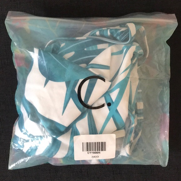 Cupshe tropical one piece swimsuit - Picture 3 of 3